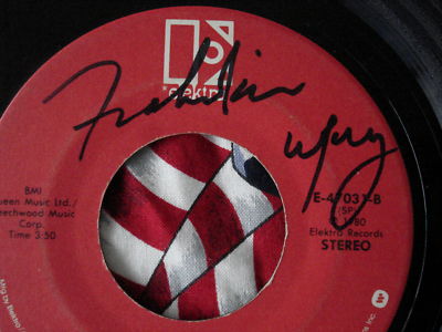RARE-45RPM-RECORD-SIGNED-FREDDIE-MERCURY-QUEEN-DONT-TRY-SUICIDE-LIFETIME-COA