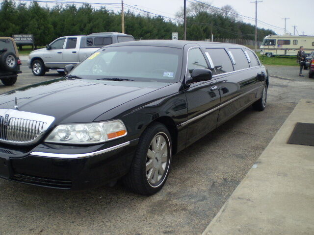 Image 2 of 2004 LINCOLN TOWNCAR…