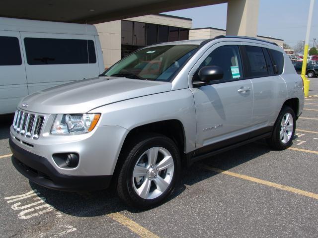 Image 11 of 11 JEEP COMPASS FUEL…