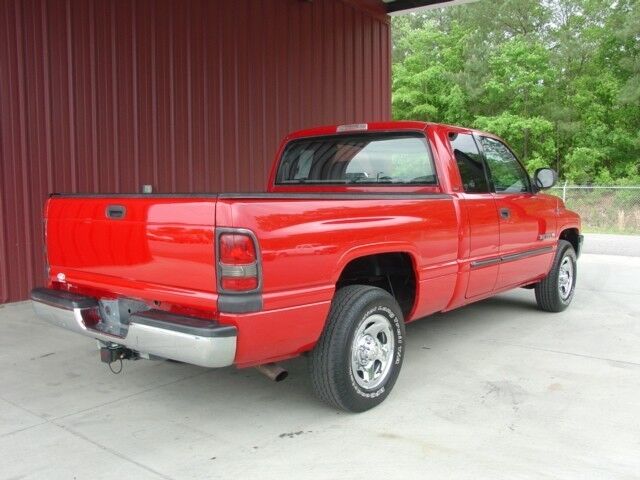 Image 3 of RAM 1500 5.2L Red