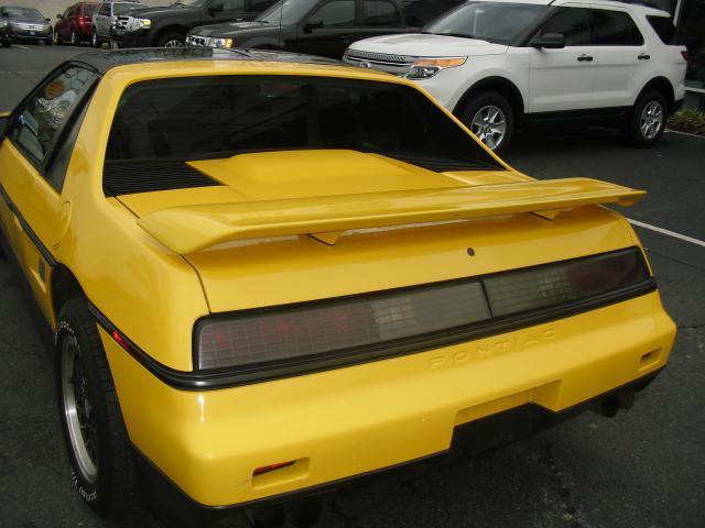 Image 4 of 1986 Pontiac Fiero V6…