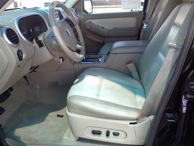 Image 4 of Premier SUV 4.0L CD…