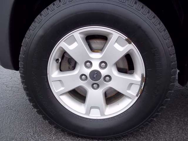 Image 14 of SUV 3.0L CD 4X4 Tires…