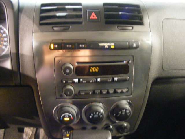 Image 14 of SUV 3.7L CD AM/FM radio…