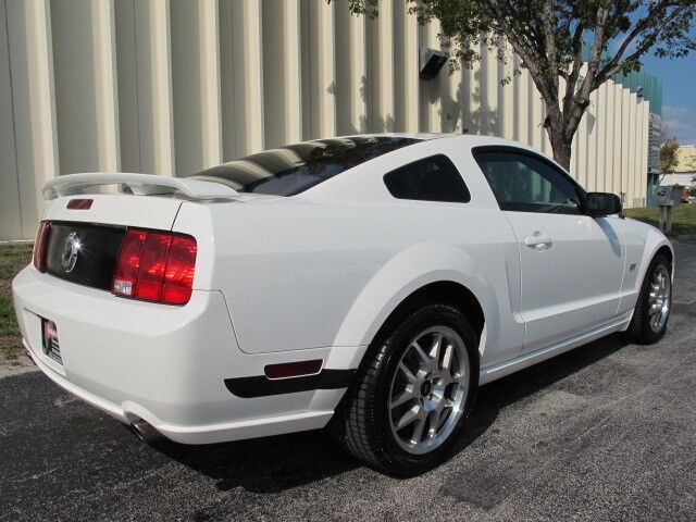 Image 6 of 08 GT COUPE.V8 MANUAL.…