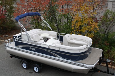 New high end 21 ft pontoon boat----