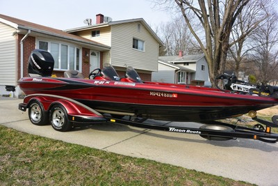 2005 21' Triton Bass Boat w/250 HP Mercury 4 Stroke