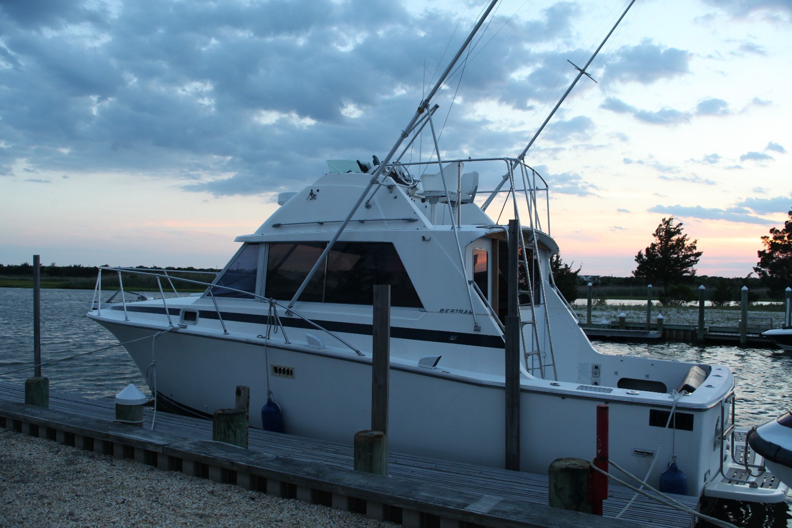 BERTRAM 33 FLYBRIDGE CONVERTIBLE 1977 NEWER CRUSADER 454 RUNS GOOD ELECTRONICS