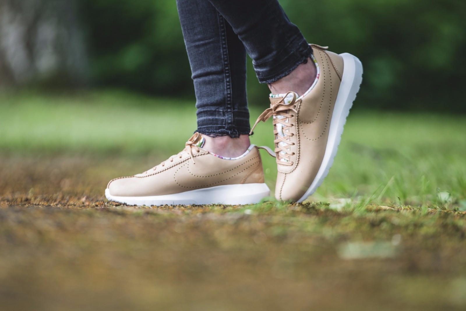nike roshe cortez gold