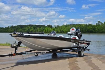 BASS TRACKER PRO TEAM 190TX 90 FOUR STROKE.....ONLY 8 HOURS