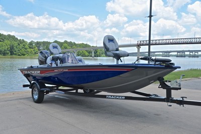 BASS TRACKER PRO TEAM 175TF 40 FOUR STROKE.....ONLY 40 HOURS