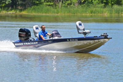 BASS TRACKER PRO TEAM 175TF 60 FOUR STROKE.....ONLY 40 HOURS