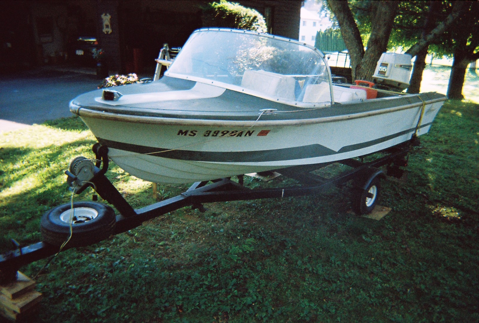 LF - 1968 Larson 14' Runabout & Trailer - Massachusetts