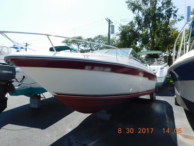 SEA RAY 22'. CUDDY