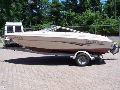 Larson 180 BR 2002 4 cly Volvo w/trailer