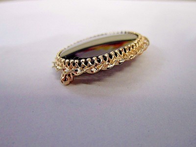 * 585 14K YELLOW GOLD  OVAL 30MM ONYX WITH TWIST BORDER PIN, 7.3 GRAMS