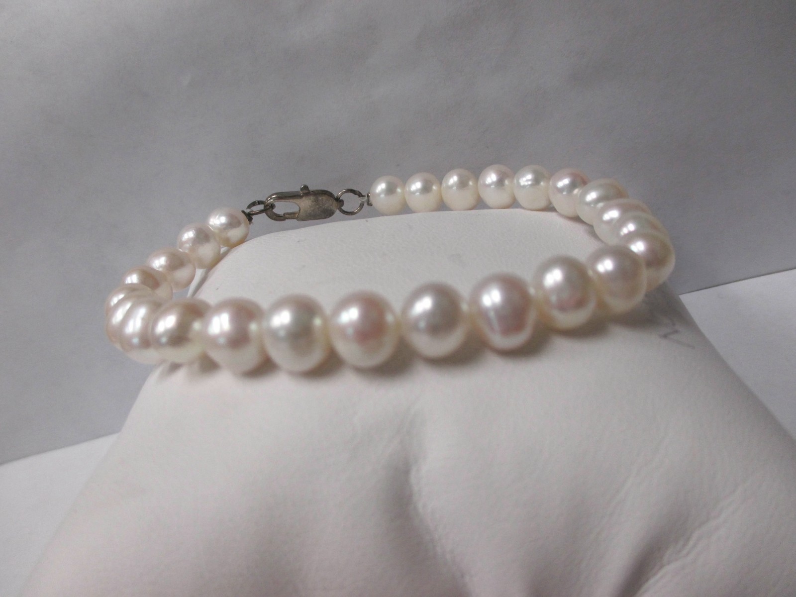 ONE Freshwater Pearl Bracelet with a Silver Plated Clasp 7.5 Inches