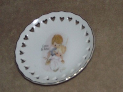 Precious Moments 1978 Jonathan & David Enesco gold trim heart Love is Kind plate