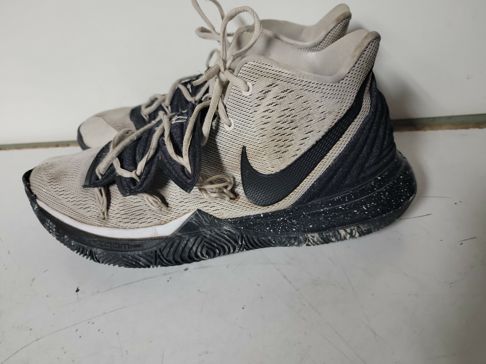 ナイキ カイリー Men ナイキ NIKE カイリー 白色 ホワイト 黒色 ブラック