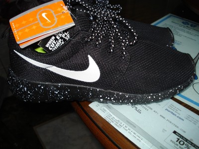 black nike roshe with speckled sole black nike roshe with speckled sole