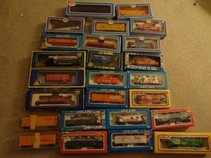 Details about Lot of 25 VINTAGE Mix HO Trains (Life-Like, AHM, Moel 