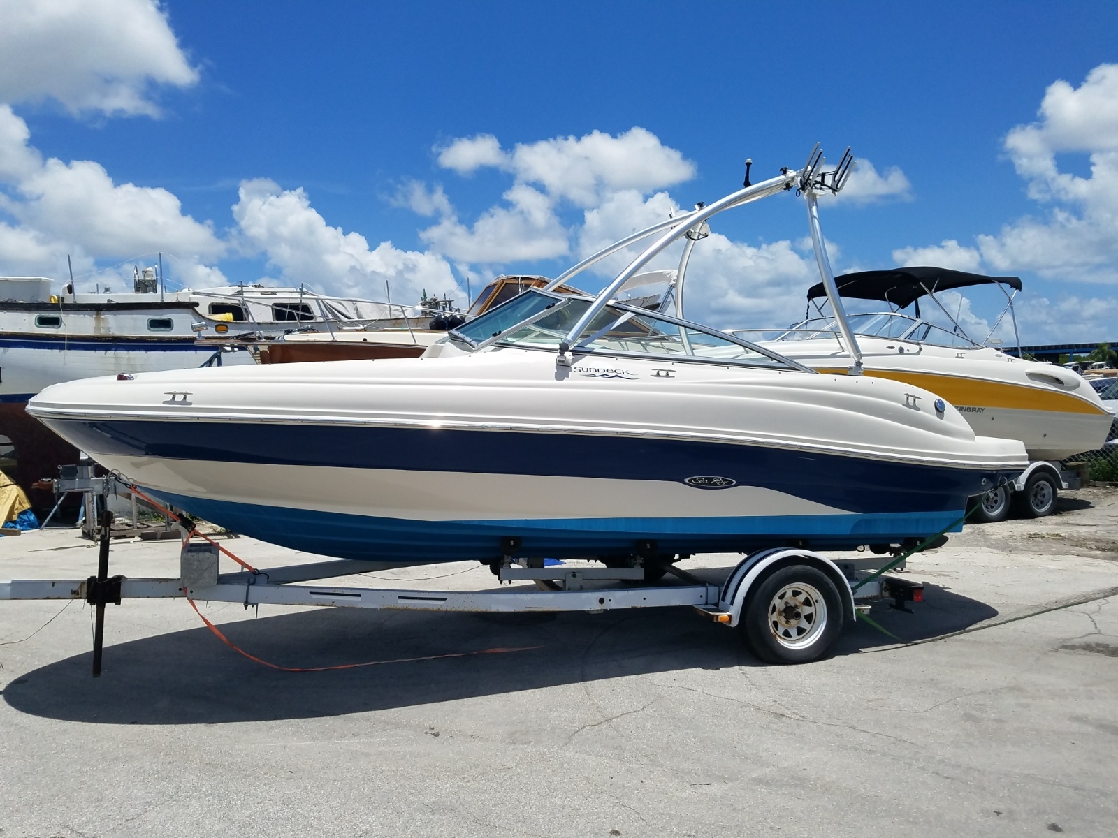 Sea Ray 200 Sundeck 2005 With Trailer EXCELLENT CONDITION.