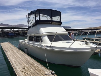 Skipjack 30' flybridge sportfisher fresh water boat