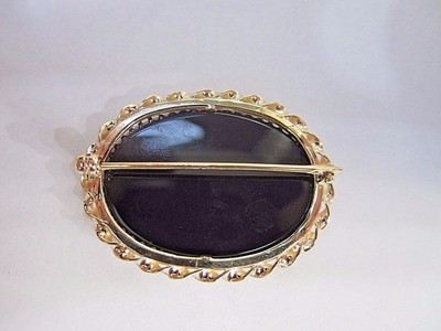 * 585 14K YELLOW GOLD  OVAL 30MM ONYX WITH TWIST BORDER PIN, 7.3 GRAMS