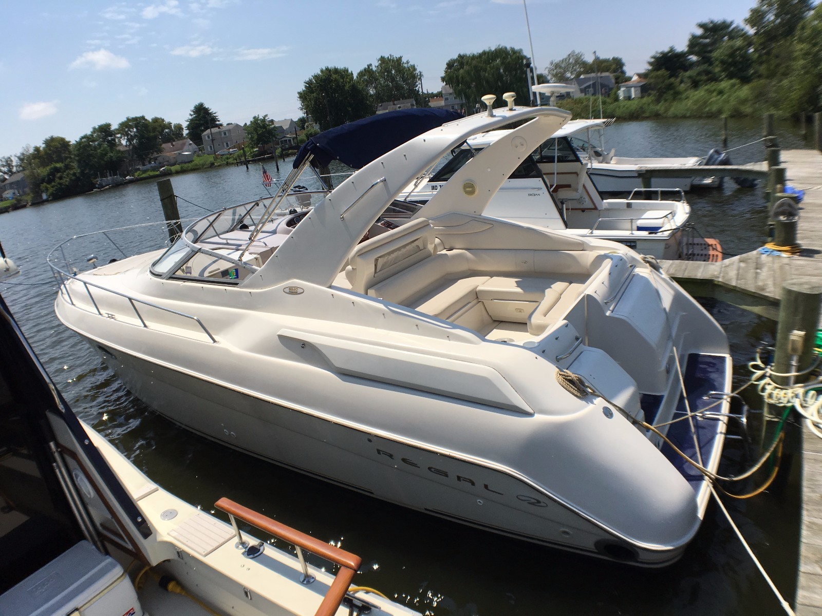 2000 Regal Commodore 3260 - Ready to enjoy today!