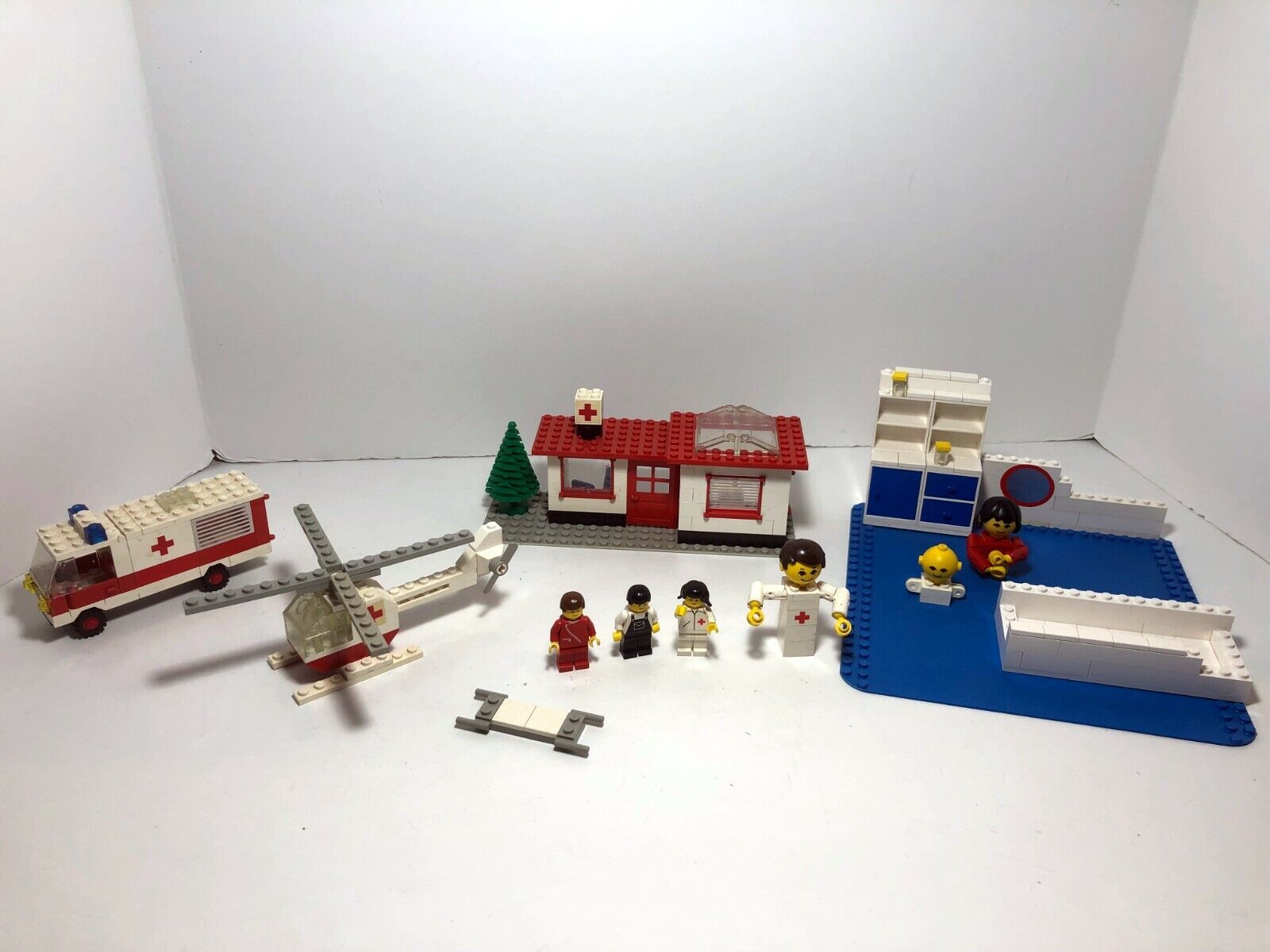 LEGO Classic Town: Paramedic Unit 6364 + Ambulance 6680 + Helicopter 626 + 261.