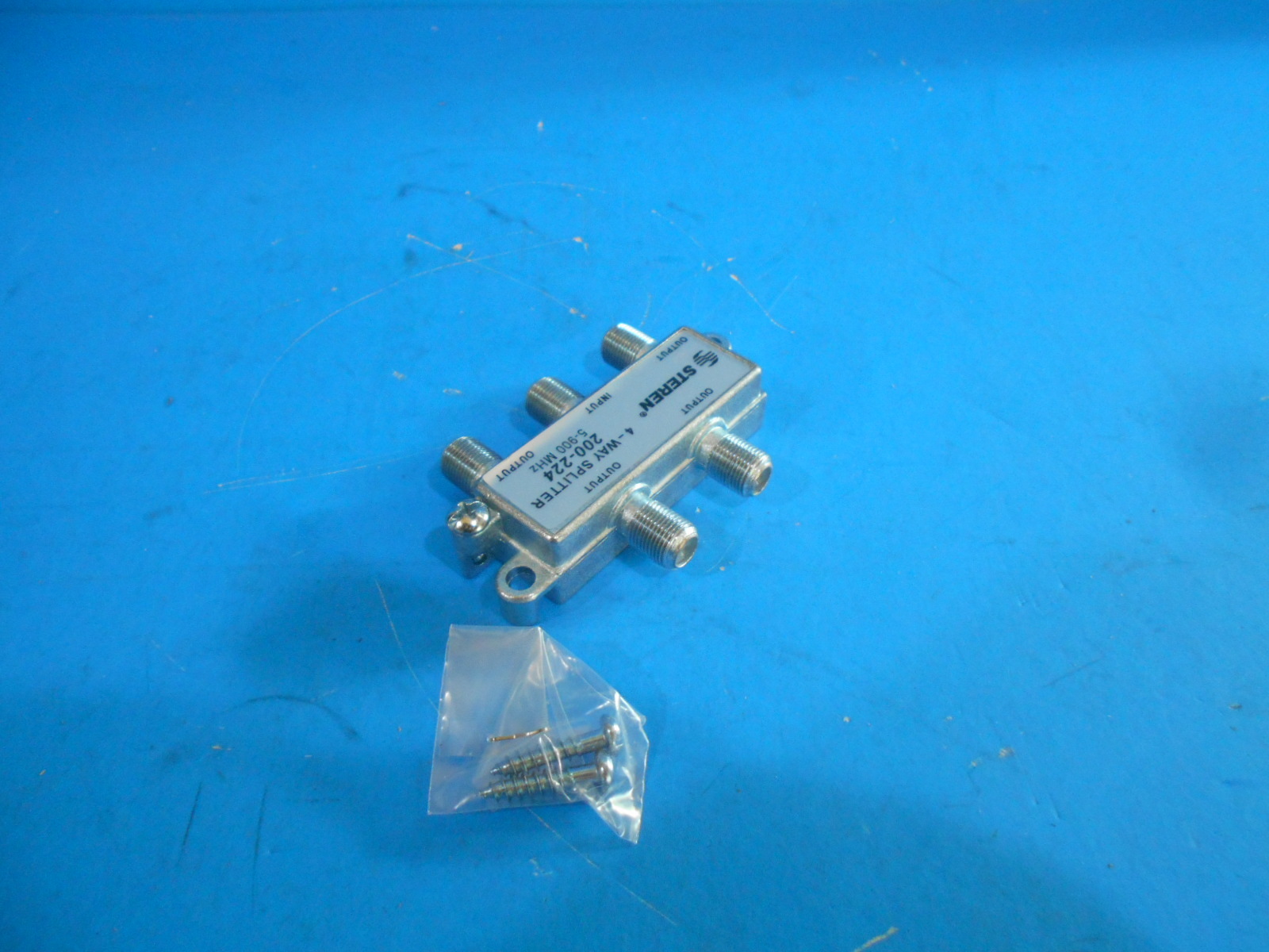 *STEREN 200-224 4 WAY COAX SPLITTER FOR SATELLITE/CABLE TV 5-900 MHZ