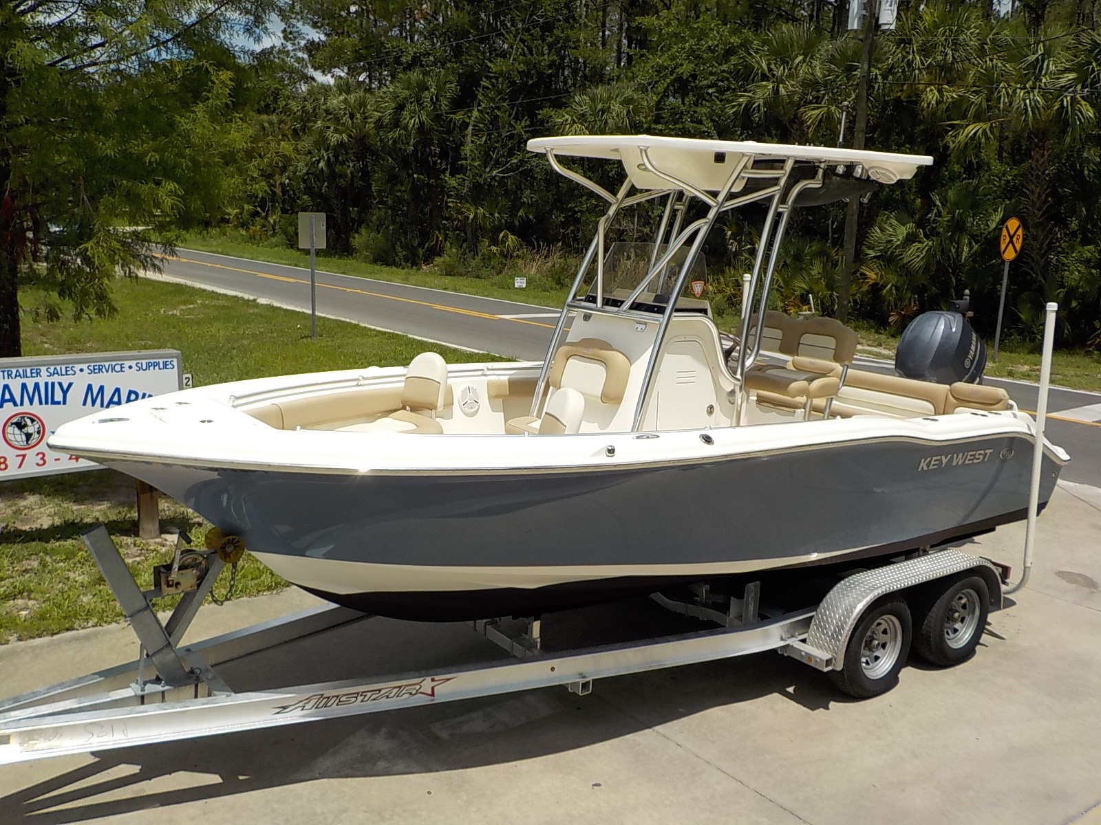 NICE 2014 KEY WEST 219 FS CC BOAT 150 HP YAMAHA 4-STROKE WARRANTY 272 HOURS BAY