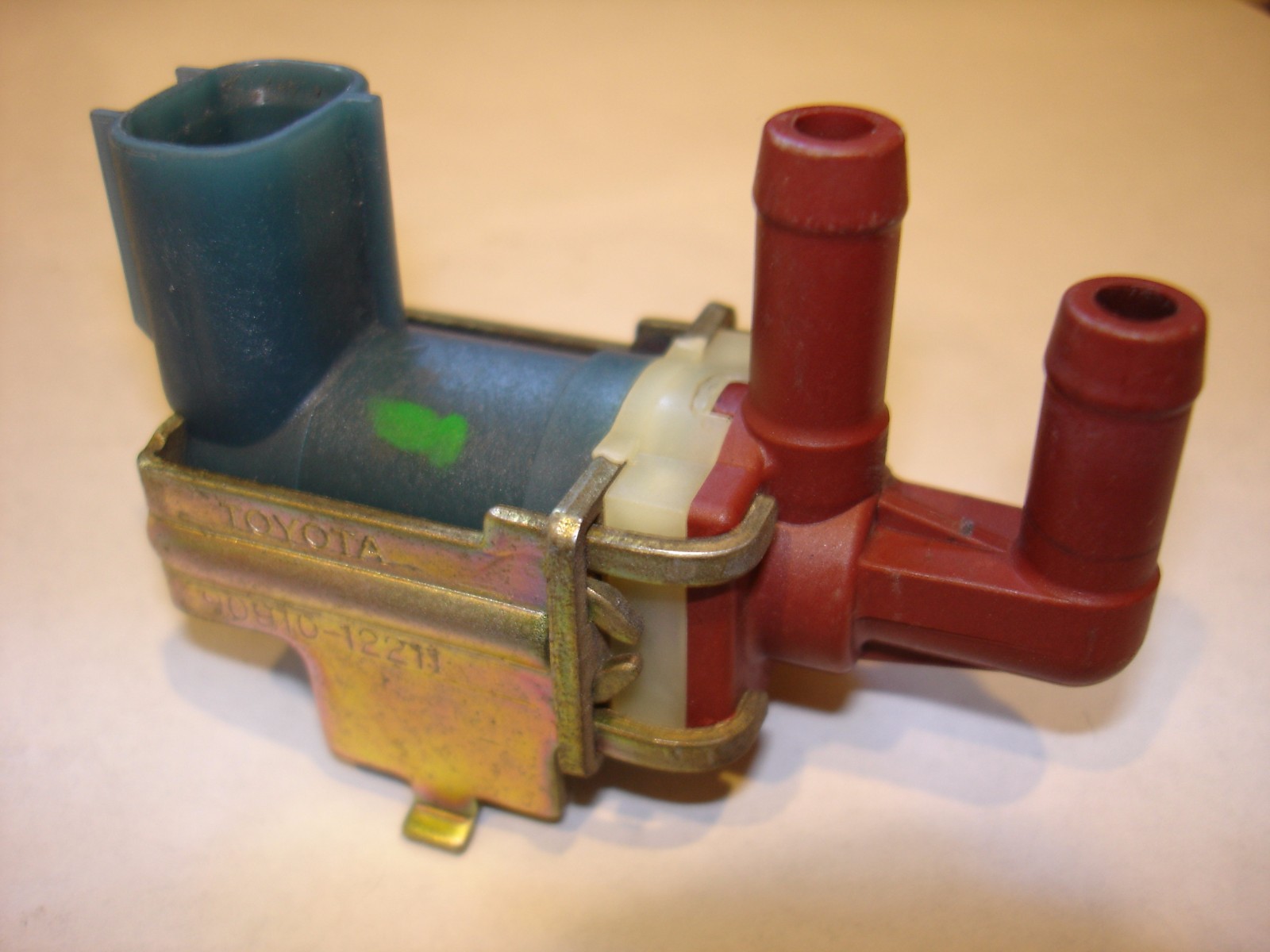 9802 TOYOTA COROLLA OEM EGR VACUUM SWITCH VALVE VSV 9091012211