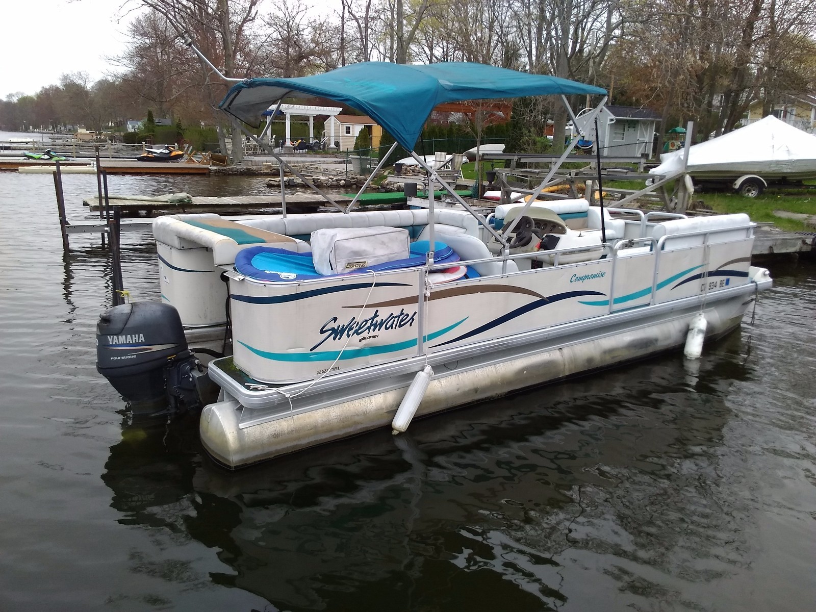 PONTOON BOAT 2003 SWEETWATER 22'