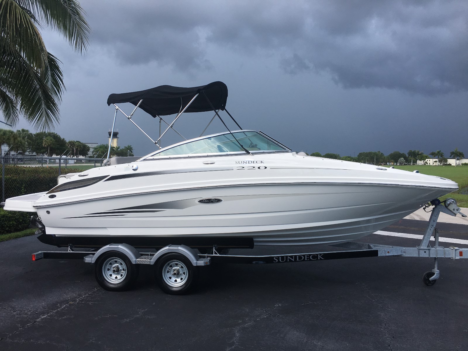 2011 Sea Ray 220 Sundeck Mercruiser 5.0 MPI Bravo III 260HP Boat Trailer Covers