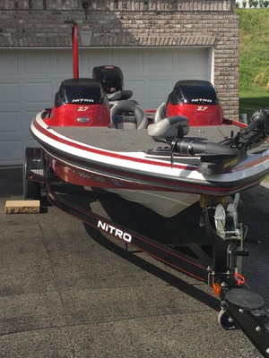 Nitro Z-7 Bass Boat Power Pole Lowrance