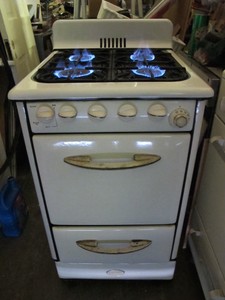 Vintage Caloric Apartment Sized 20 in Wide Gas Stove Range