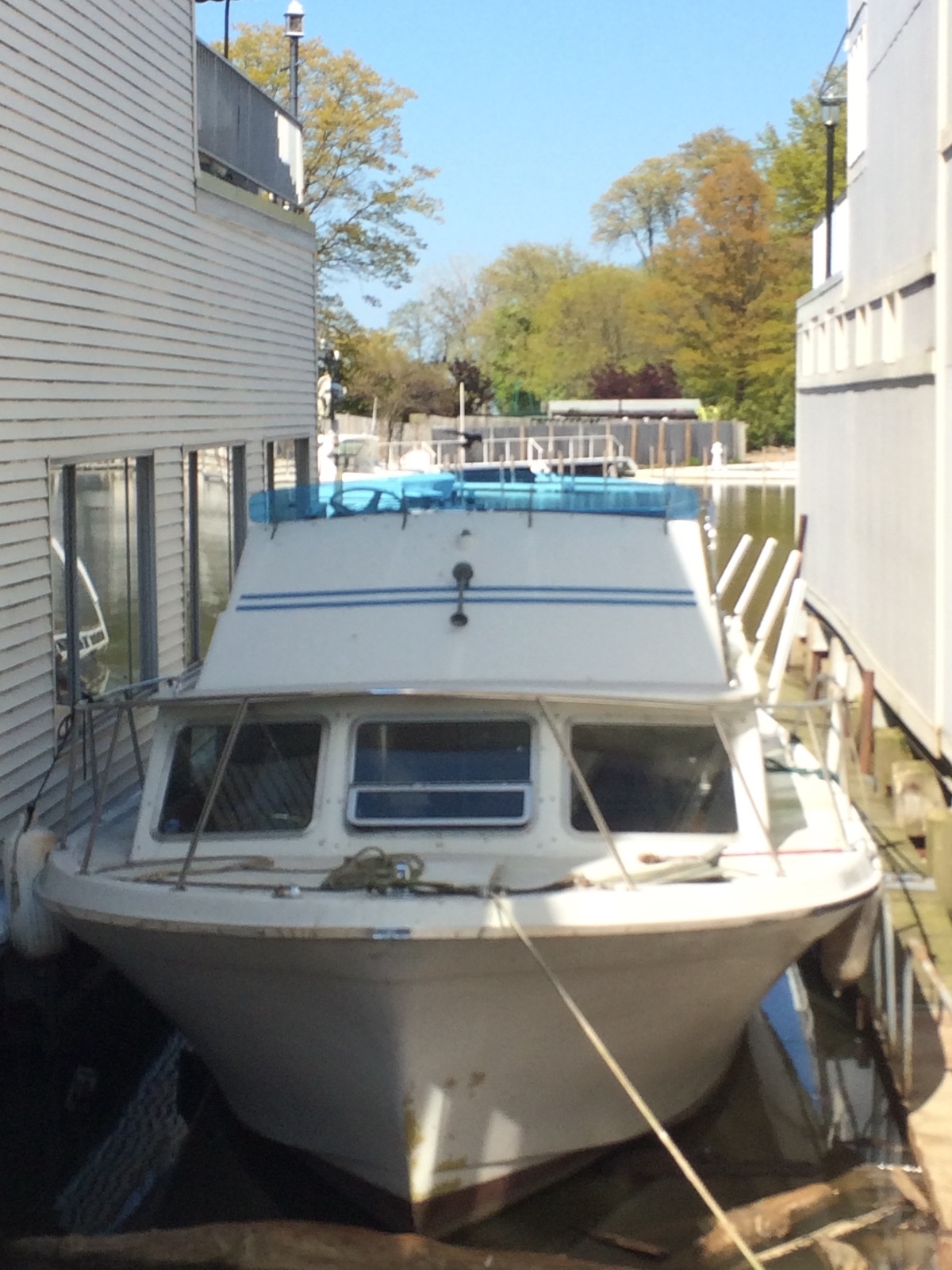 LUHRS 32' FLYBRIDGE w/twin 318 Chryslers dual controls freshwater boat Lake Erie