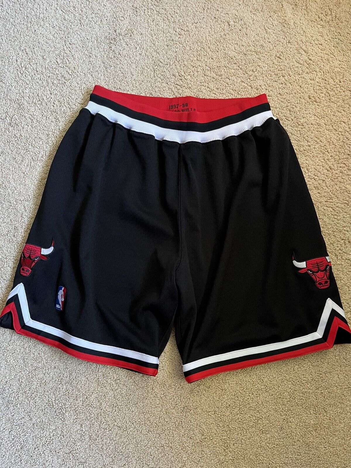 Mitchell and Ness Authentic 1997-98 Chicago Bulls NBA shorts Size Large