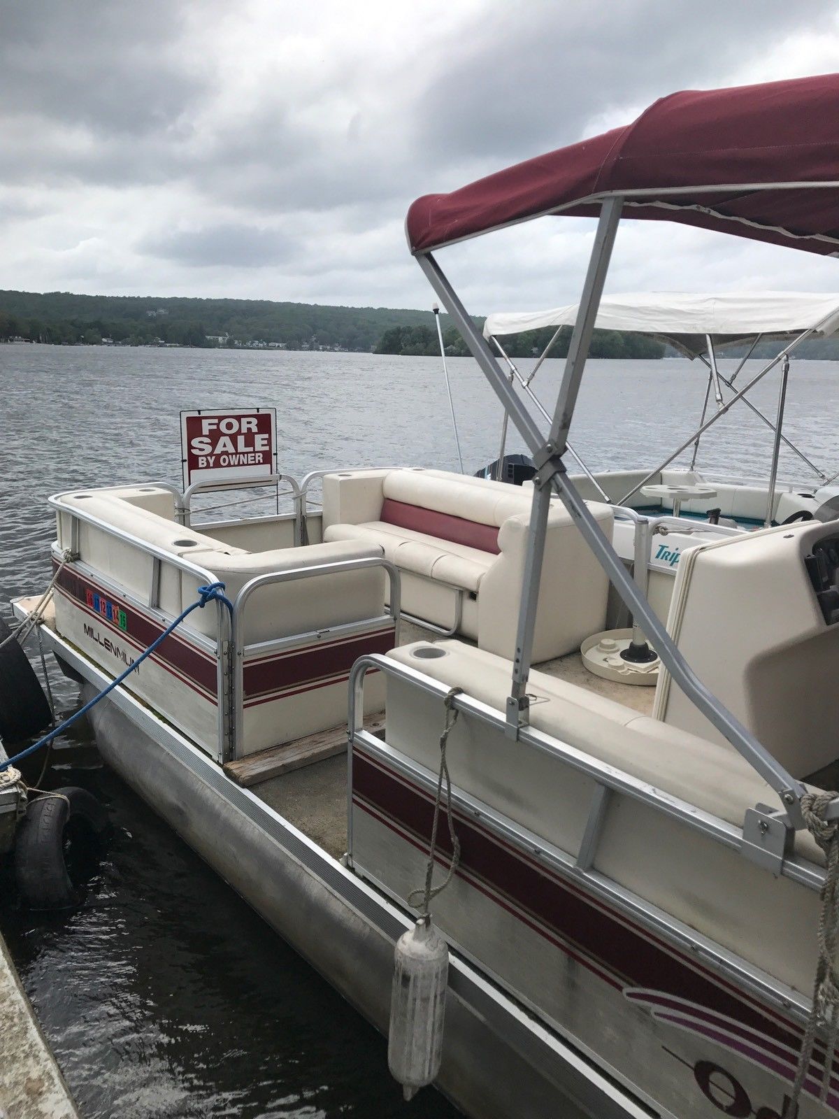 2002 22ft pontoon boat