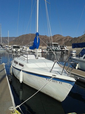 25' Macgregor sailboat on Lake Mead in Las Vegas