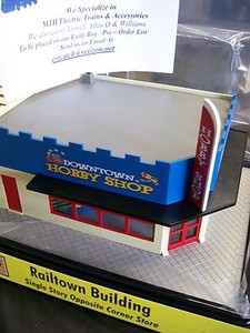 MTH-Single-Story-Opposite-Corner-Lighted-Store-Downtown-Hobby-Shop 