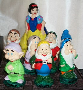 snow white and the 7 dwarfs garden gnomes