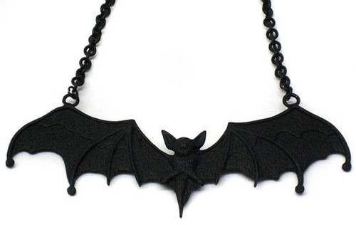 Silver-Tone-Gothic-Vampire-Bat-Necklace-Deathrock-Rockabilly-Dracula-Necklace