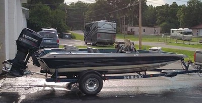 18' Hydra Sports Bass Boat