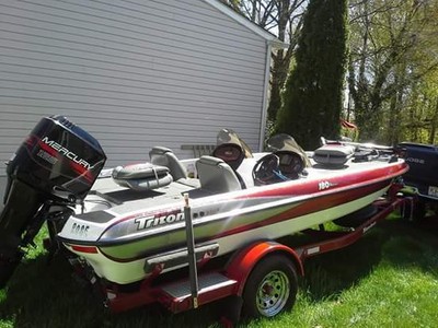 TRITON BASS BOAT