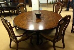 Living Room Furniture on Thomasville Furniture Ernest Hemingway Lillas Round Dining Table