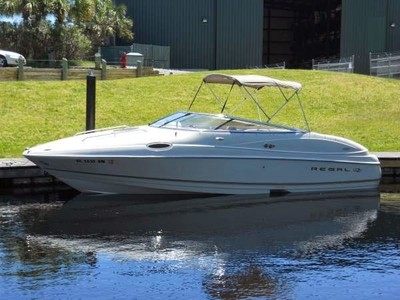 Regal 24' cruiser boat with cabin