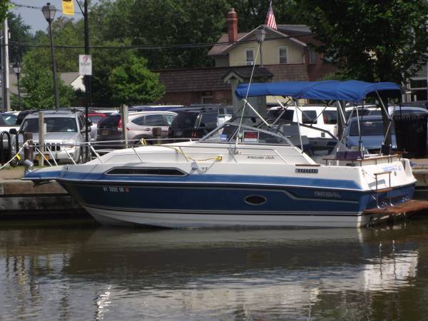 Regal Ambassador 233 XL boat, family cruiser, clean