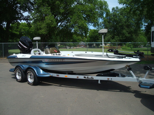 2007 BASS CAT PANTERA 2 (2007 MERCURY 200 OPTIMAX) (EXCELLENT CONDITION!!!!)
